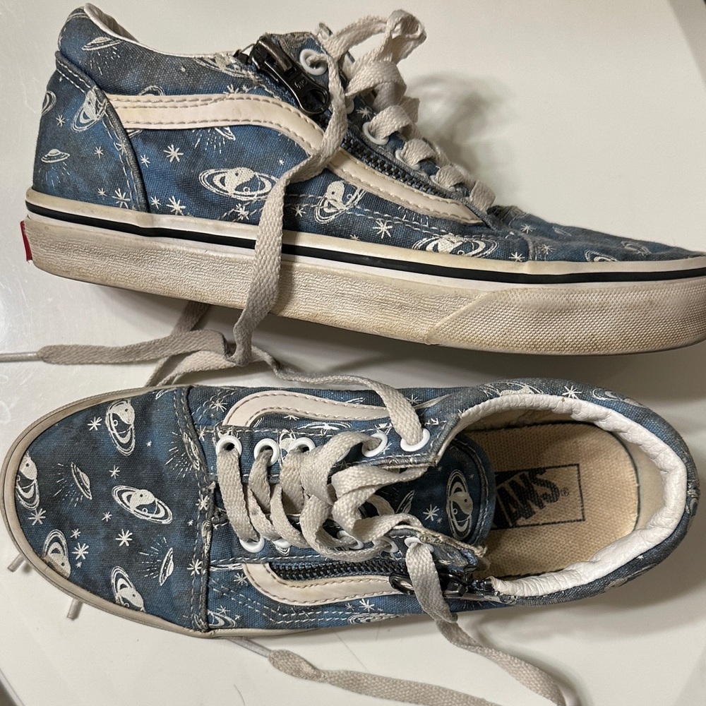 🪐💫Vans Cosmic Blue and White Glow in the Dark 🪐💫Sneakers Size Kids 2.5